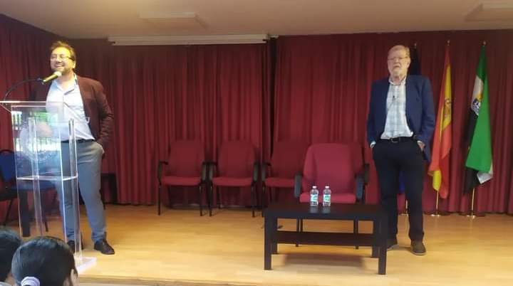 El director, Roberto Correas, presentó a Rodríguez Ibarra