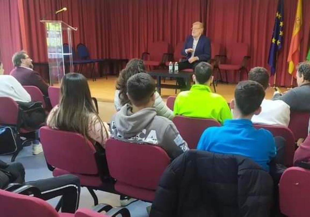 Rodríguez Ibarra imparte una charla en el instituto Zurbarán