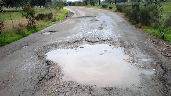 Los usuarios de dos vías en mal estado piden soluciones
