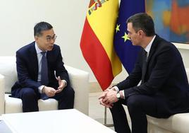 El presidente de Envision, Lai Zhang, con Pedro Sánchez en La Moncloa