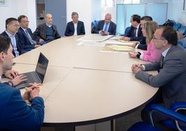 El alcalde con responsables de Envision y la presidenta de la Junta en Navalmoral