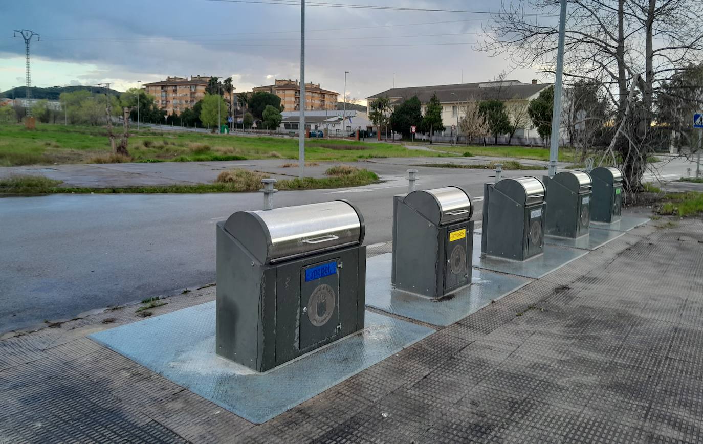 Los contenedores sin basura antes de ser retirados