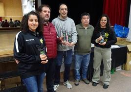 Los representantes del Club Moralo de Ajedrez con el alcalde jarandillano