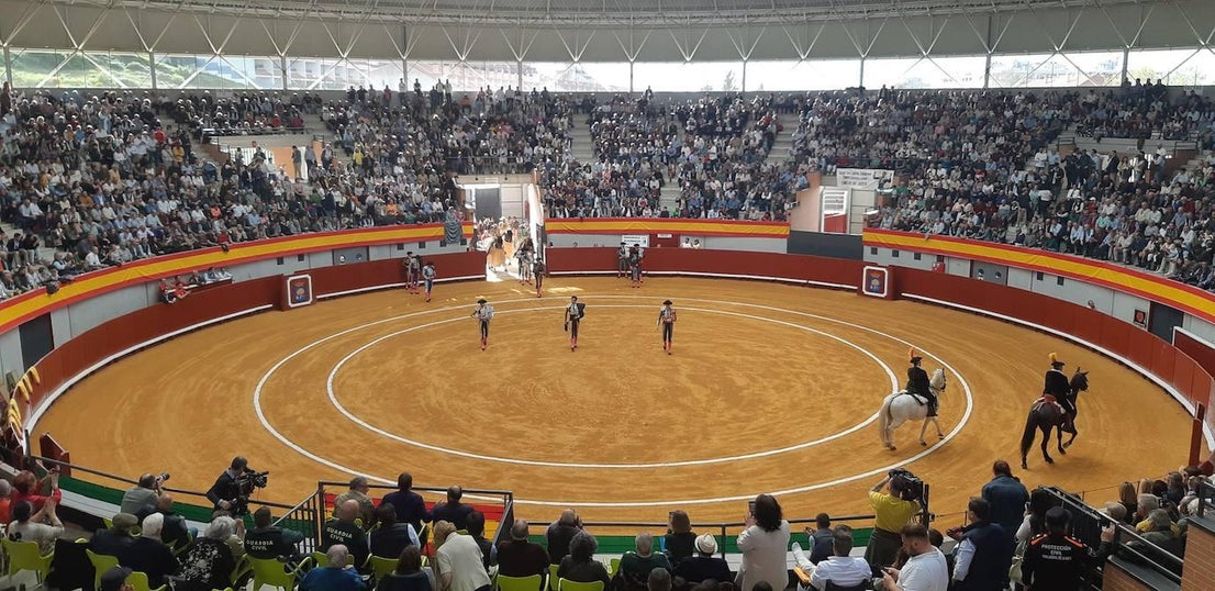 La vuelta de las corridas de toros llena el edificio multiusos