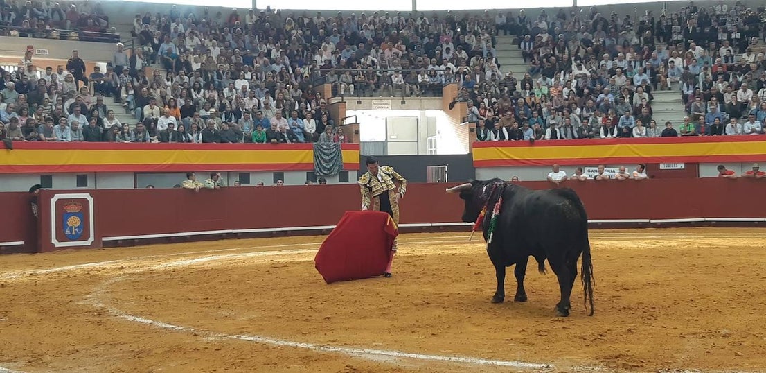 La vuelta de las corridas de toros llena el edificio multiusos