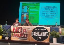 Francisco Javier Porras, a la derecha, en la jornada de No al Muro
