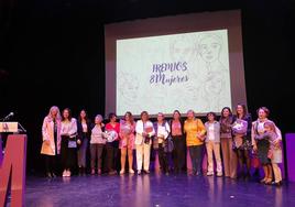 Las galardonadas con la concejala del área y las ganadoras del concurso de relatos de mujer