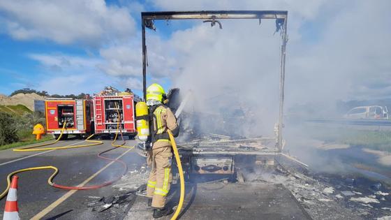 El incendio de un camión obliga a cortar la autovía a Plasencia