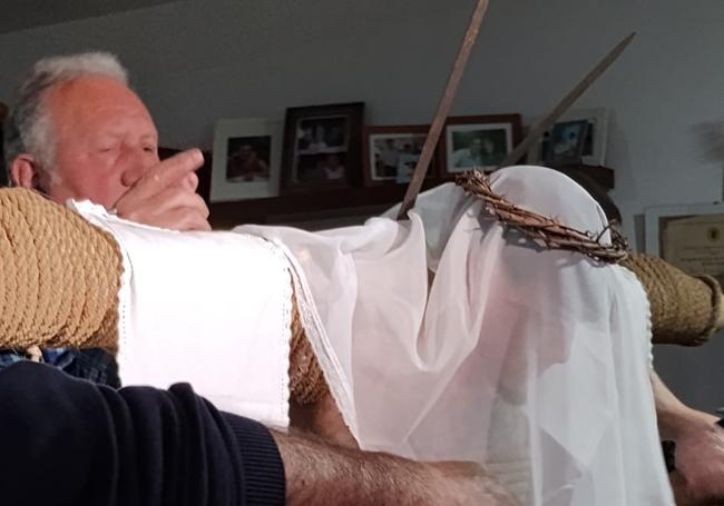 Vestir al Empalao exige todo un ritual