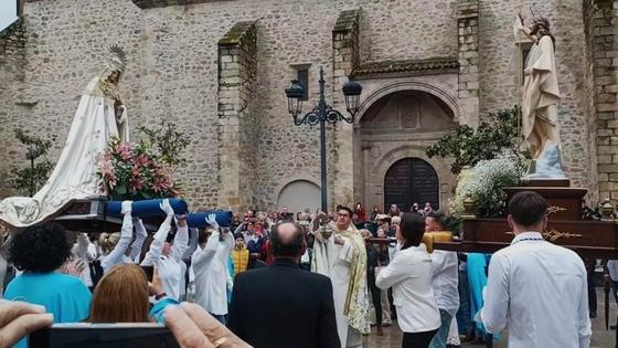 La Procesión del Encuentro despide una Semana Santa atípica por la lluvia