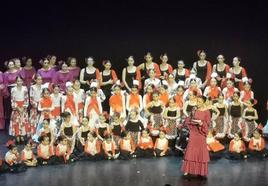 El escenario del teatro se llenó de bailarinas de todas las edades