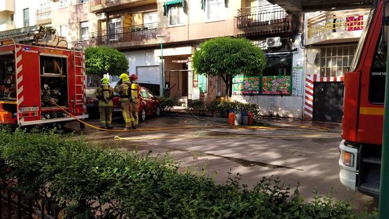 Un incendio obliga a desalojar un bloque de viviendas en el paseo de la Estación