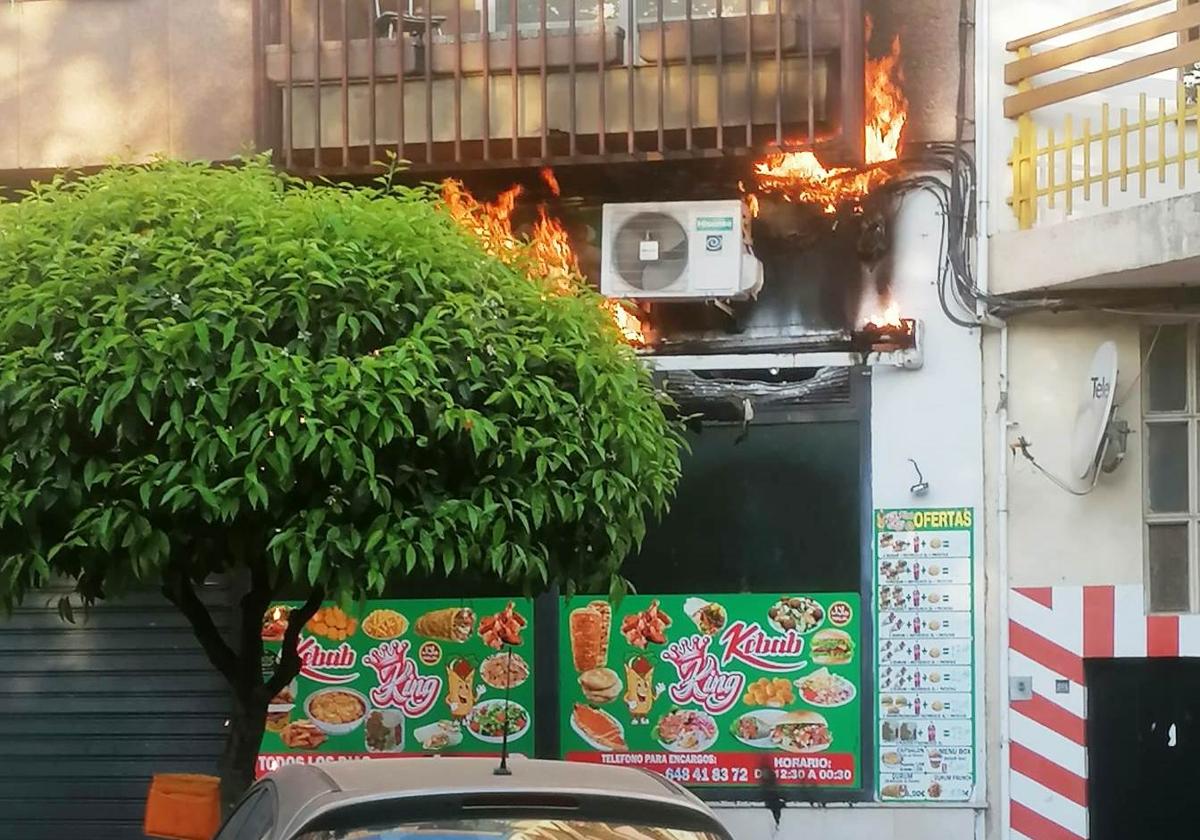 Un incendio obliga a desalojar un bloque de viviendas en el paseo de la Estación