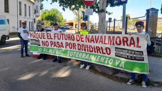 No al Muro se concentra a diario junto a las obras próximas al paso a nivel