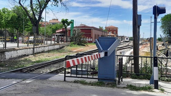 El paso a nivel de Pablo Luengo se cortará varias horas entre el jueves y el viernes