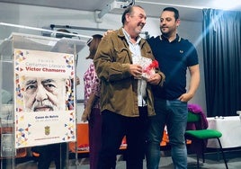 El ganador con el alcalde, Fernando Sánchez Castilla