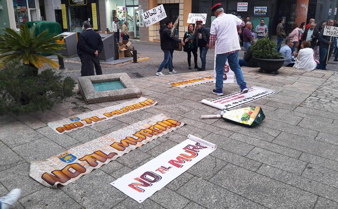No al Muro no cede a pesar de lo avanzado de las obras