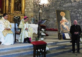 El Obispo, en el centro, en su primera presencia en Navalmoral