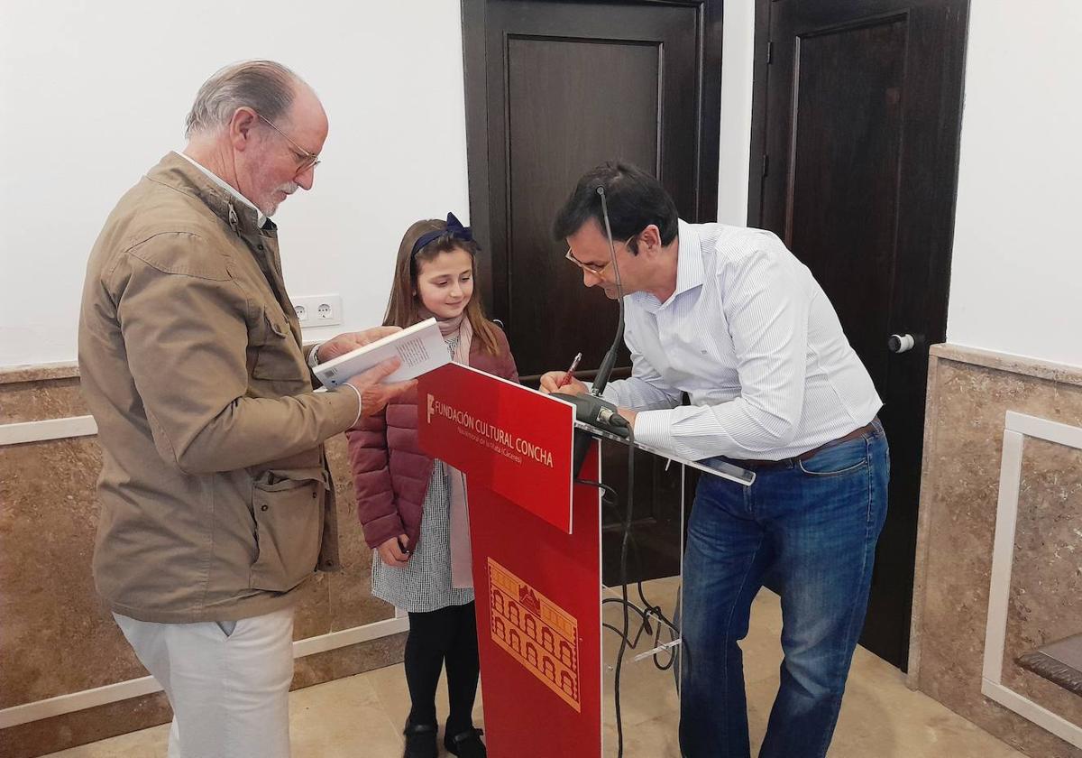 Óscar Jiménez publica su primer poemario, 'Noviembre en si bemol'