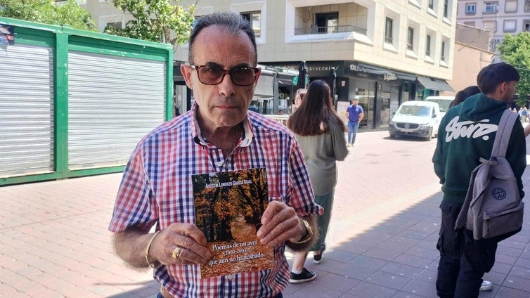 Lorenzo García Igual publica 'Poemas de un ayer (2000-2003) que aún no ha acabado'