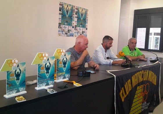 Francisco Bravo, Jesús Amor y José Luis Nieto con los trofeos que se entregarán