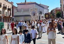 La procesión del Corpus llena el centro urbano de colorido y devoción