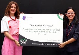 Marta Torres recibió el galardón otorgado al centro de día moralo