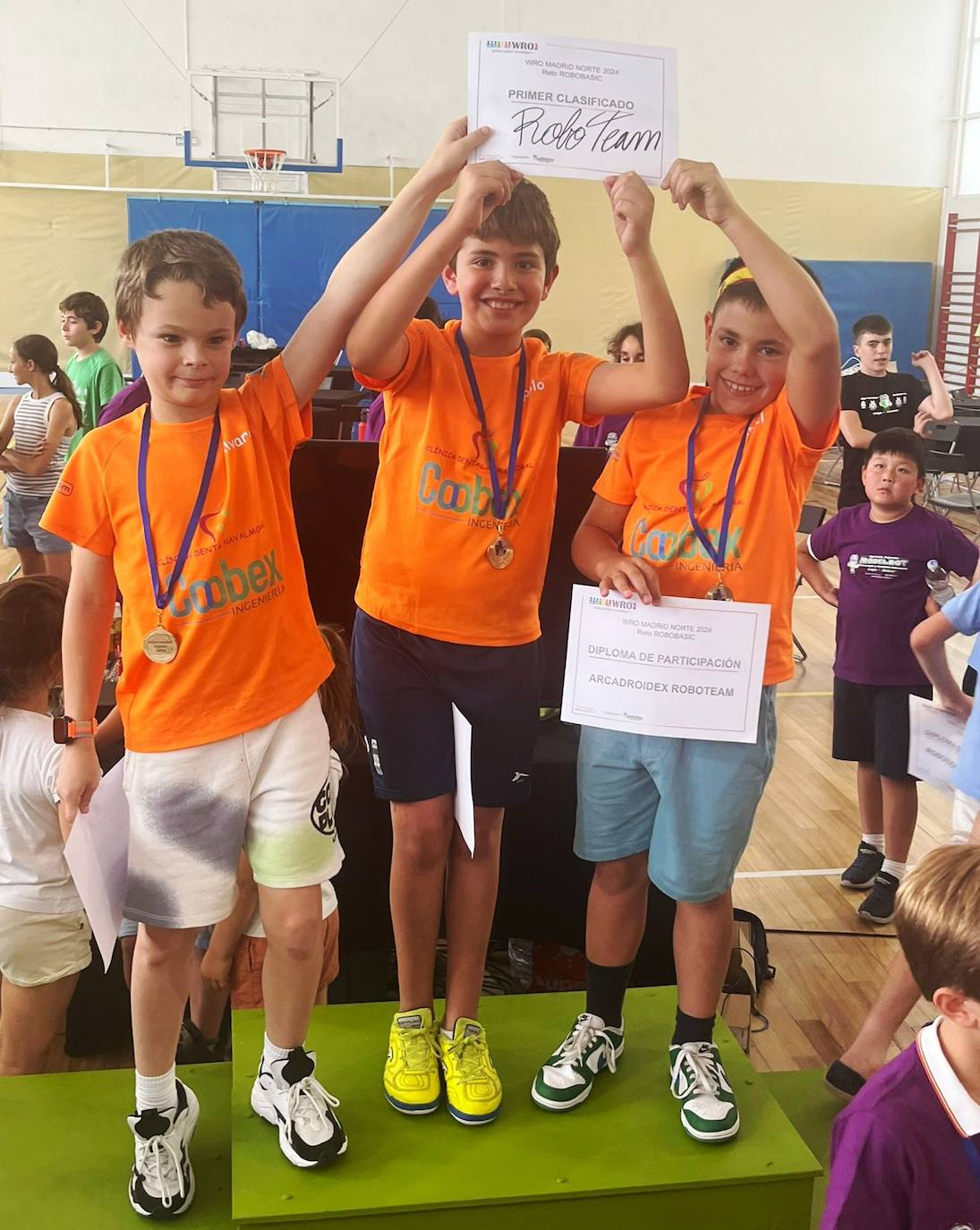 Los integrantes de 'RoboTeam' con la medalla