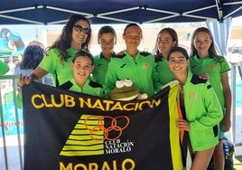 Las jóvenes nadadoras moralas con su entrenadora