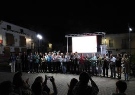 Foto de familia de los representantes políticos presentes en el acto
