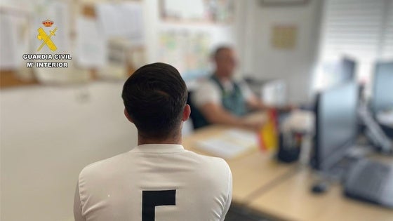 Investigan a un joven por delito de odio tras el robo de una bandera LGTBI