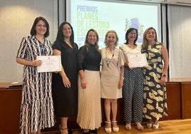 Docentes de ambos centros tras recibir el premio en Madrid, con la consejera del área