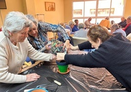 Usuarias del centro de día de Navalmoral en plenas tareas hortícolas