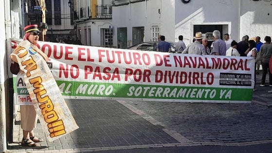 No al Muro vuelve a entregar una carta a Pedro Sánchez tres años después