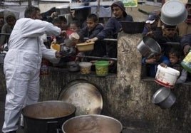 Sobrecogedora imagen de un reparto de alimentos en Gaza