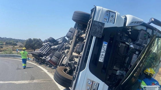 Aparatoso accidente de un camión tras volcar en la Ex-A1, cerca de Navalmoral