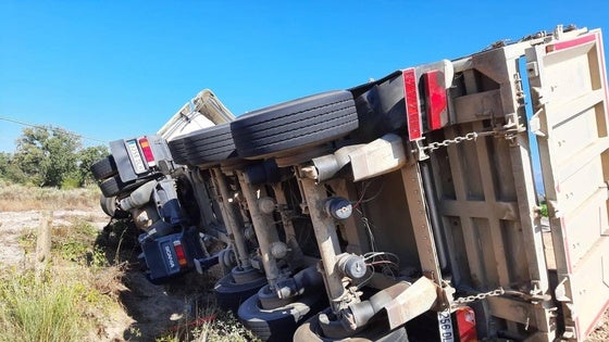 Un camión vuelca cerca de Talayuela, en el término municipal de Navalmoral