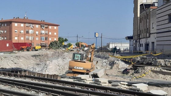 Avanzan las obras del tren, a la espera del paso elevado del barrio de La Paz