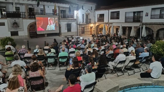 'El mensaje del colibrí' llena la plaza de Peraleda