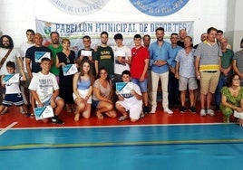 Los premiados con autoridades y familiares de Julio Romero