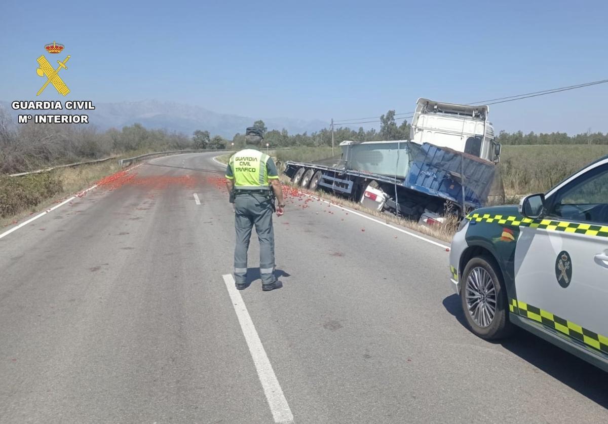 Investigan a un camionero que volcó con 22.000 kilos de tomates cuando conducía ebrio y drogado