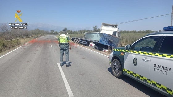Investigan a un camionero que volcó con 22.000 kilos de tomates cuando conducía ebrio y drogado