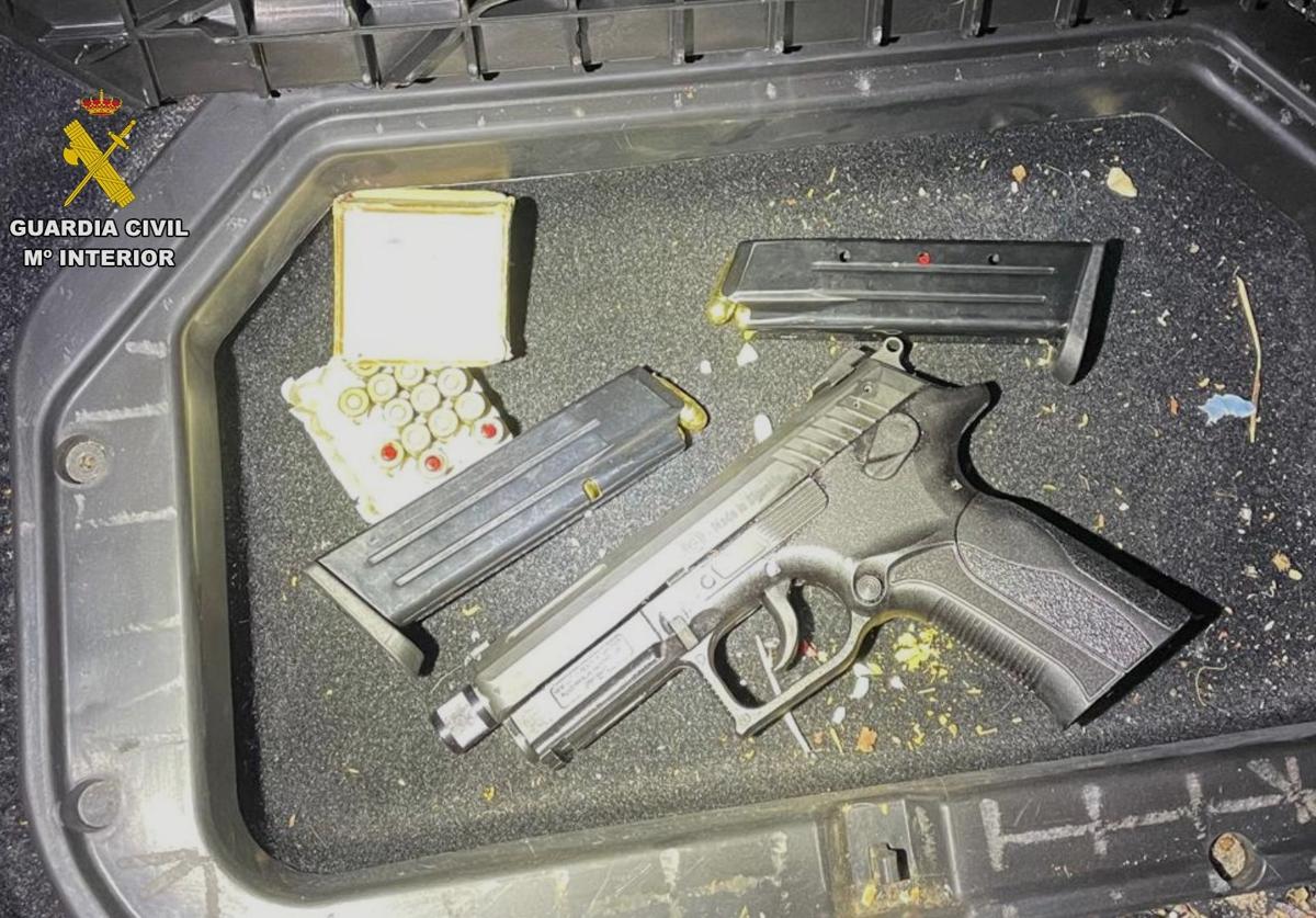 Detienen en Navalmoral a un vecino de Badajoz por llevar una pistola con munición