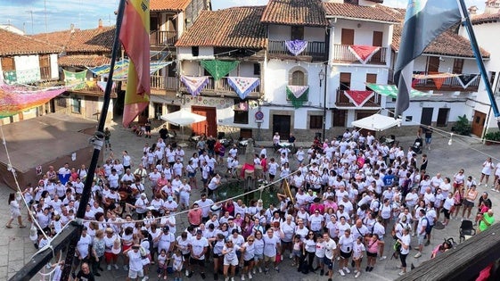 La IV Marcha contra el Cáncer de Mama de Valverde reúne a cientos de personas