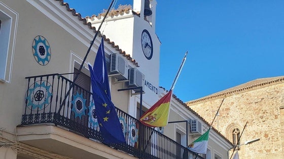 Banderas a media asta en Saucedilla