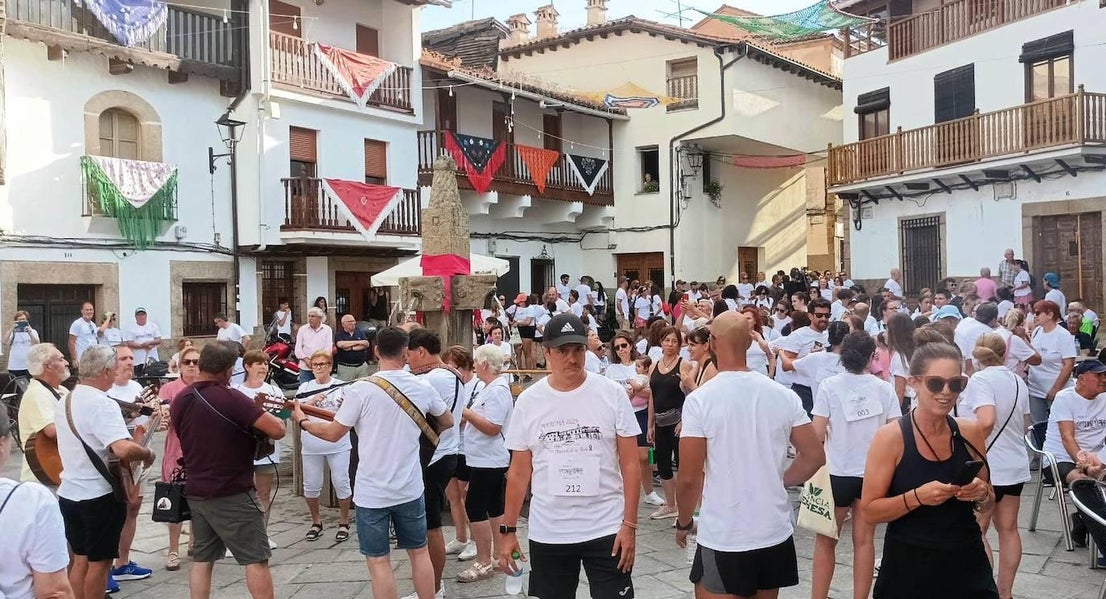 Valverde de la Vera marcha contra el cáncer de mama