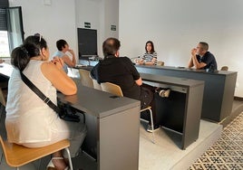 Comerciantes en la reunión mantenida el martes con Benito Pineda. /