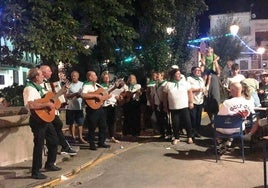 Actuación de la rondalla en las calles de Aldeanueva del Camino