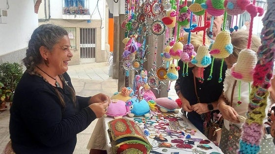 «Como calidad de vida, no lo cambio por Madrid», afirma Verónica Blázquez, artesana afincada en Bohonal de Ibor