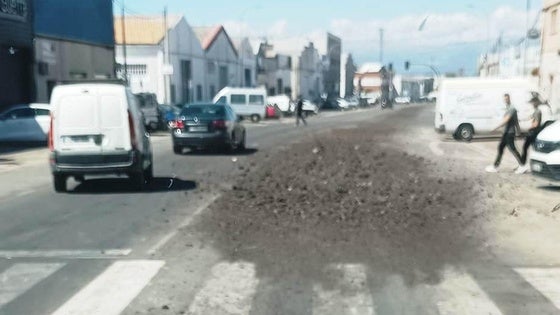 Un camión pierde parte de la carga en la carretera de Jarandilla